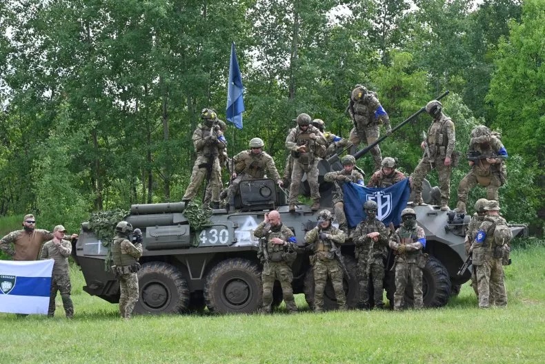 Các chiến binh của Ukraine tung video tiến vào Belgorod cùng vũ khí hạng nặng, 'trêu người' Nga - Ảnh 1.