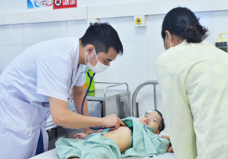 Bệnh viện Bãi Cháy: Cứu bệnh nhi 3 tuổi bị sốc giảm thế tích nguy kịch do tiêu chảy cấp - Ảnh 2.