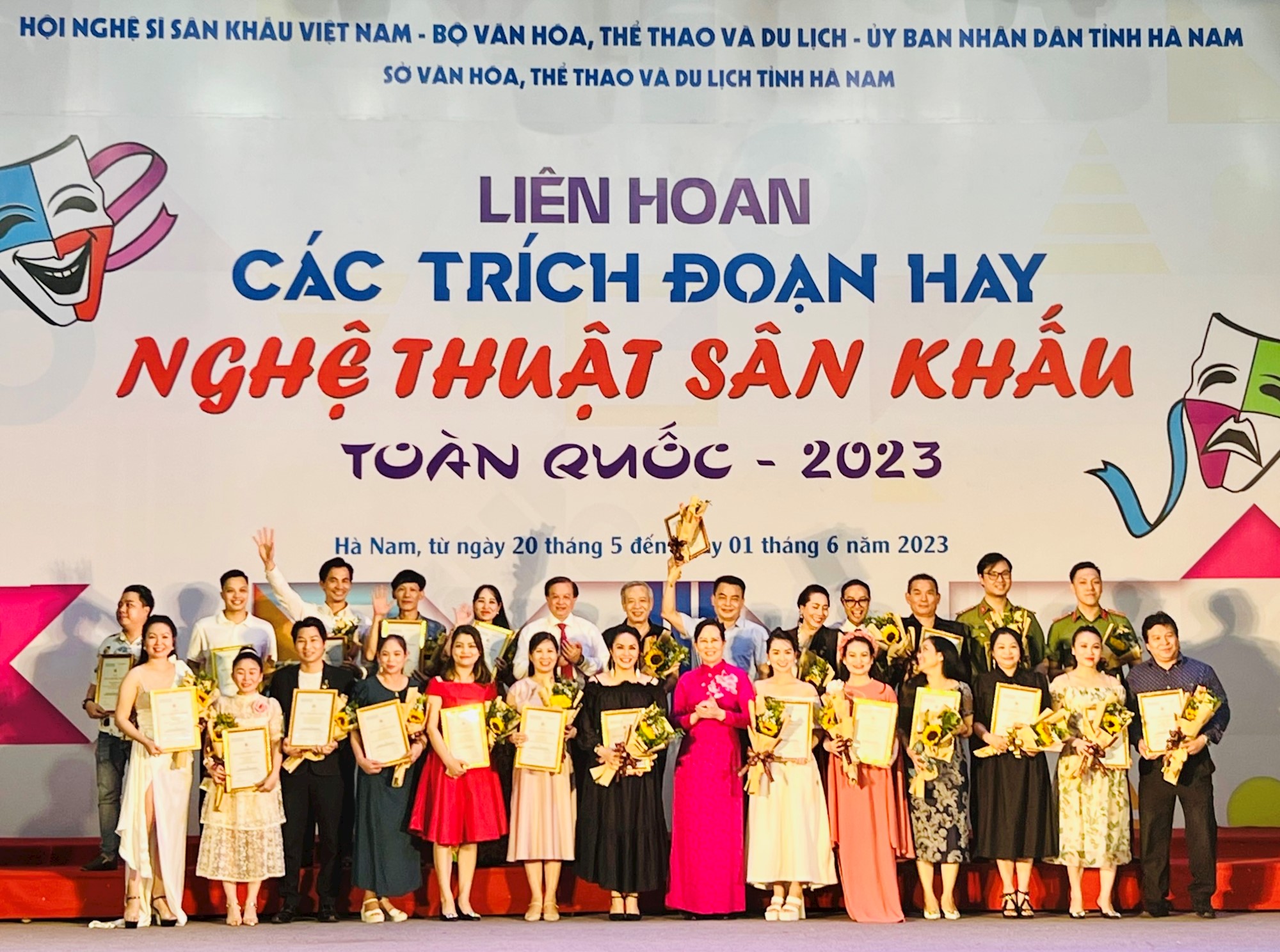 Vỹ của &quot;Hướng dương ngược nắng&quot;, ông Khang của &quot;Hương vị tình thân&quot; đoạt Huy chương Vàng - Ảnh 1.