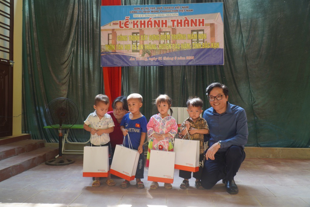 Quỹ Toyota Việt Nam và Công ty More Production Việt Nam trao quà cho các em học sinh. Ảnh: Toyota Việt Nam