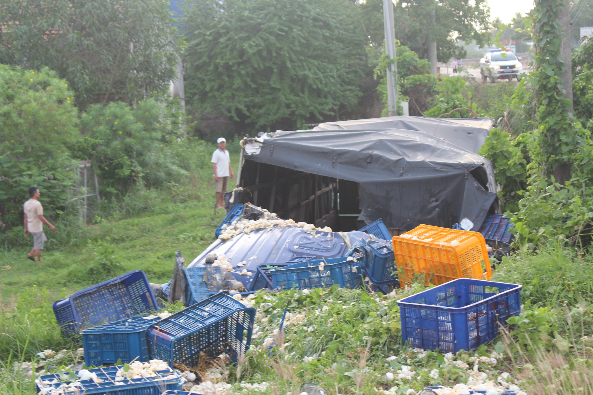 Nghẹt thở giải cứu tài xế mắc kẹt trong cabin xe tải ở Bình Thuận - Ảnh 1.