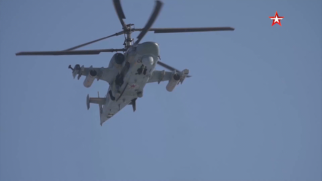 Trực thăng Ka-52 Nga trúng hỏa lực nát đuôi nhưng vẫn bay về được căn cứ - Ảnh 11.