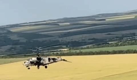 Trực thăng Ka-52 Nga trúng hỏa lực nát đuôi nhưng vẫn bay về được căn cứ - Ảnh 2.