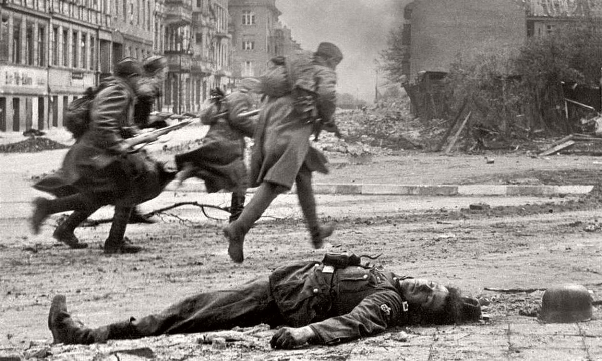Công phá sào huyệt phát xít Đức, bao nhiêu chiến sĩ Hồng quân Liên Xô hy sinh? - Ảnh 2.
