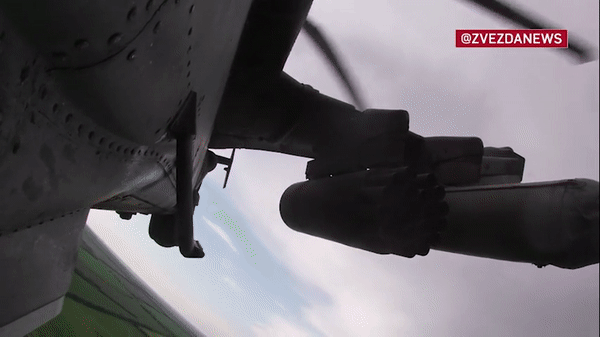 Trực thăng Ka-52 Nga trúng hỏa lực nát đuôi nhưng vẫn bay về được căn cứ - Ảnh 8.