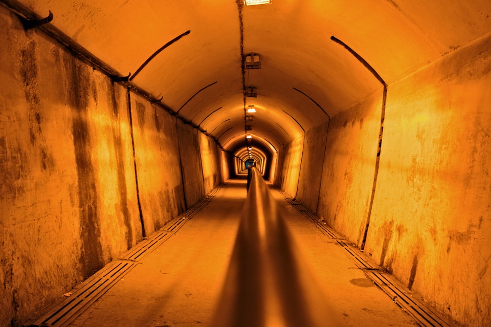 Cận cảnh 11 đường hầm cực hot trên thế giới - Ảnh 9.