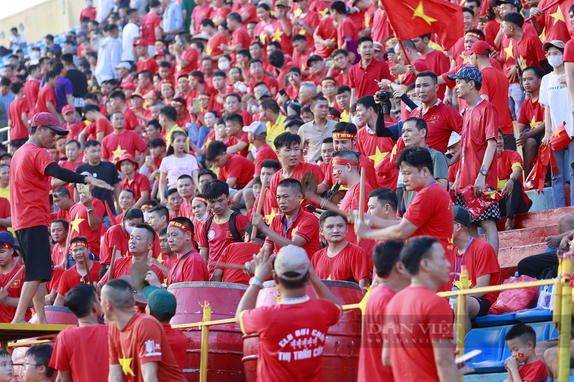 Bố mẹ Quang Hải, Duy Mạnh xuất hiện sớm trên sân Thiên Trường cổ vũ ĐT Việt Nam - Ảnh 8.