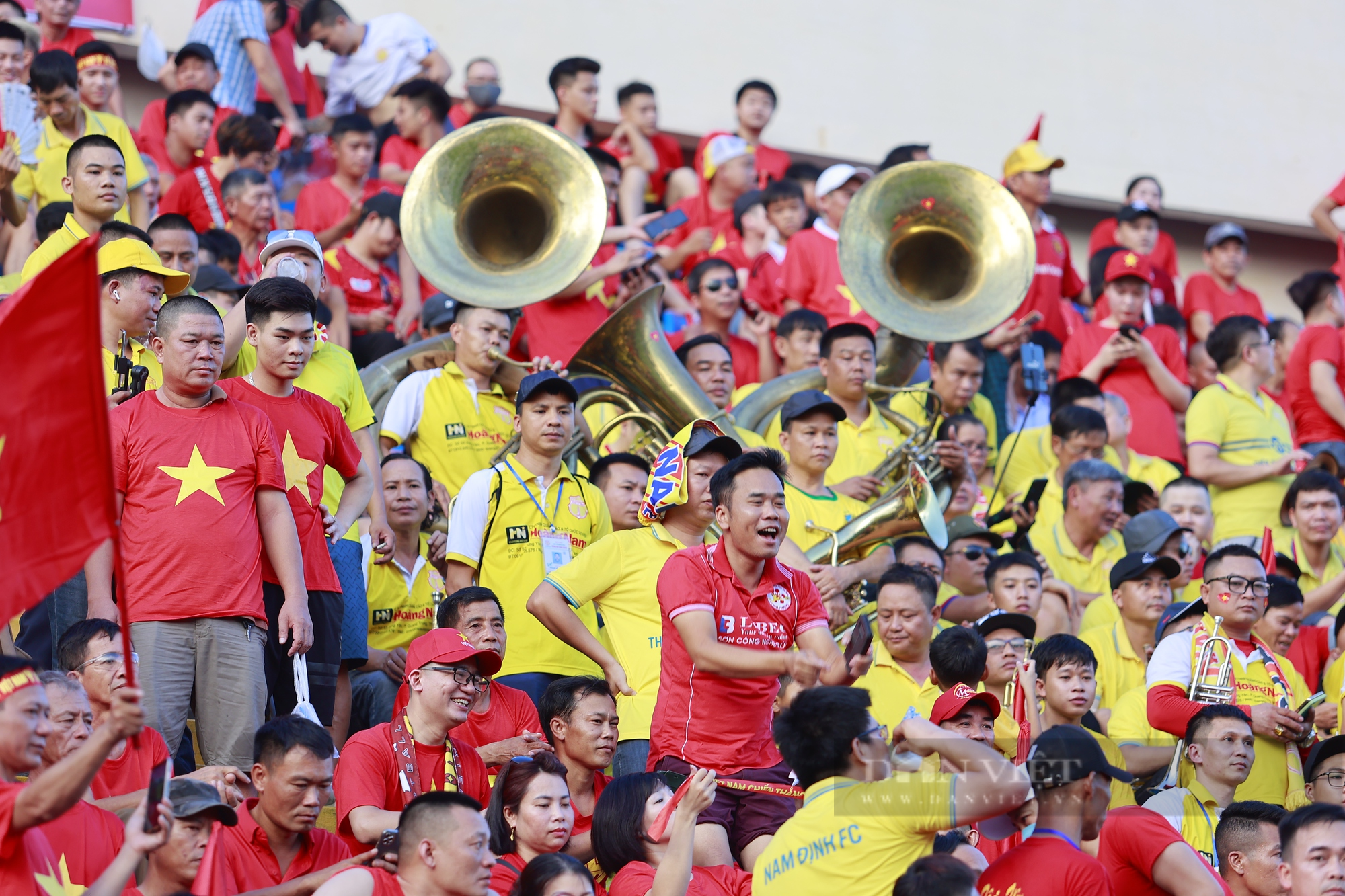 Bố mẹ Quang Hải, Duy Mạnh xuất hiện sớm trên sân Thiên Trường cổ vũ ĐT Việt Nam - Ảnh 9.