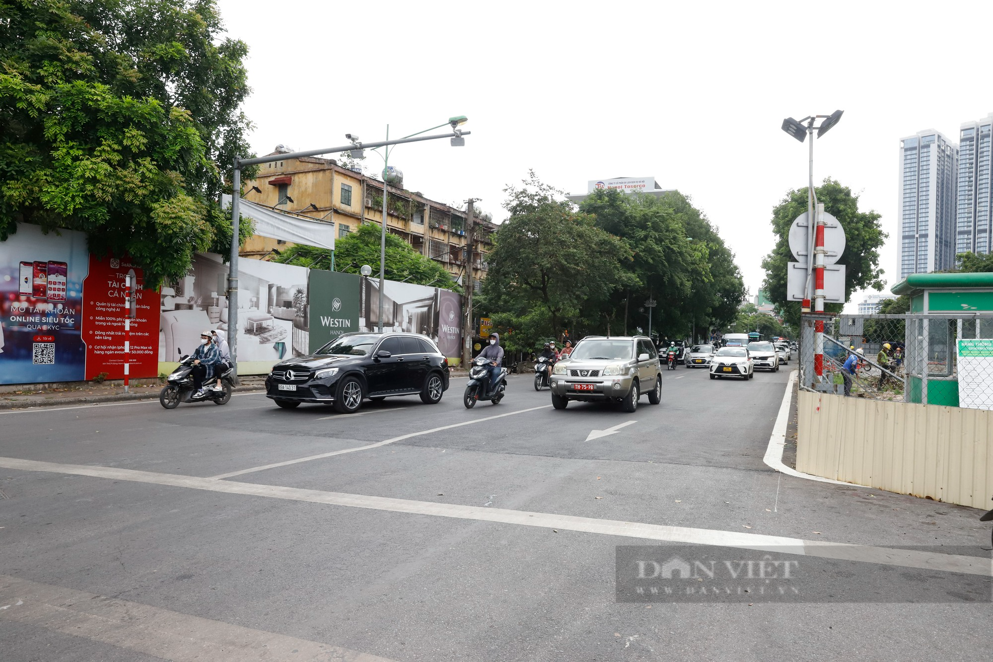 Dịch chuyển rào chắn tại đường Kim Mã, người Hà Nội thoát cảnh ùn tắc vì &quot;đường cong mềm mại&quot; - Ảnh 1.