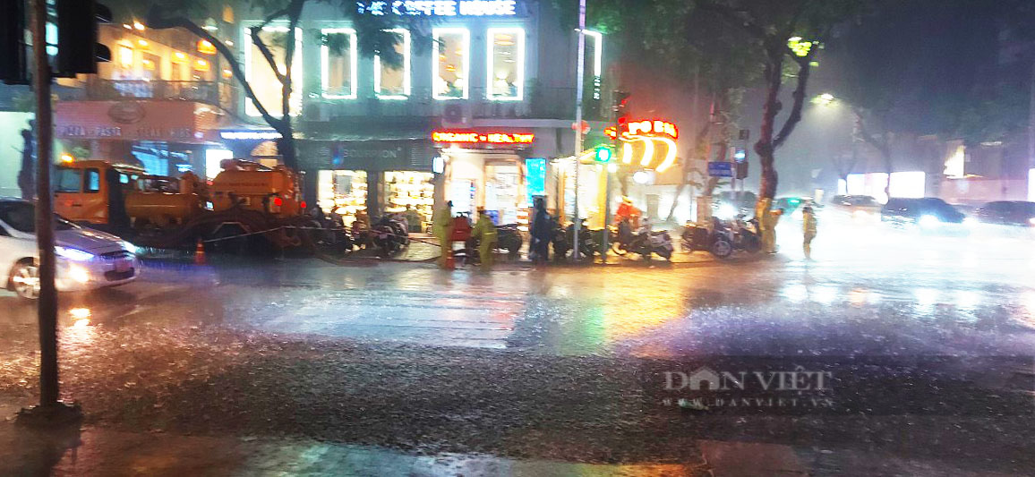 Nhiều tuyến phố Hà Nội ngập cục bộ sau mưa lớn - Ảnh 1.