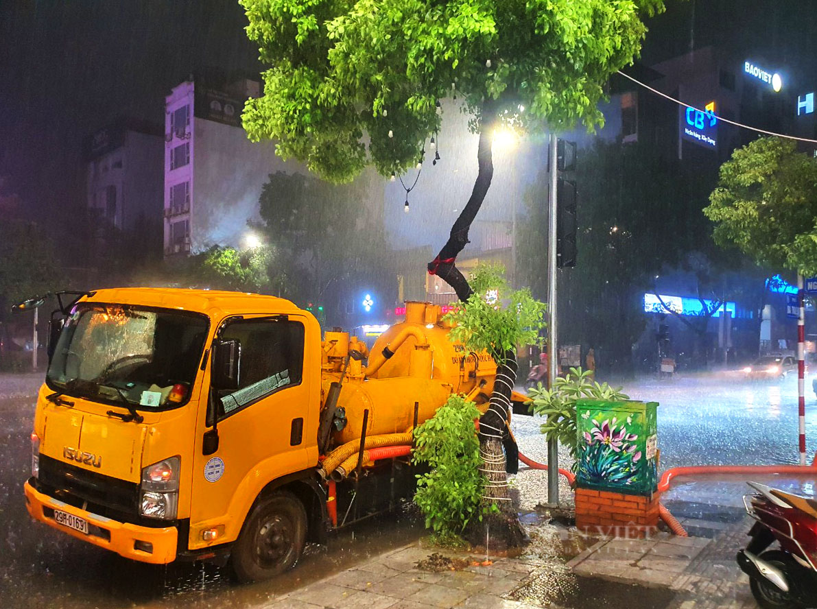 Nhiều tuyến phố Hà Nội ngập cục bộ sau mưa lớn - Ảnh 2.