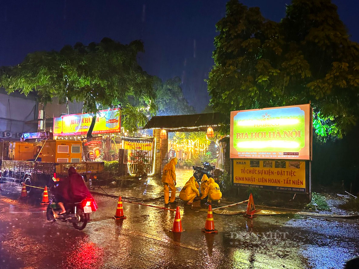 Nhiều tuyến phố Hà Nội ngập cục bộ sau mưa lớn - Ảnh 4.