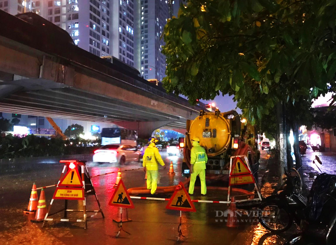 Nhiều tuyến phố Hà Nội ngập cục bộ sau mưa lớn - Ảnh 5.