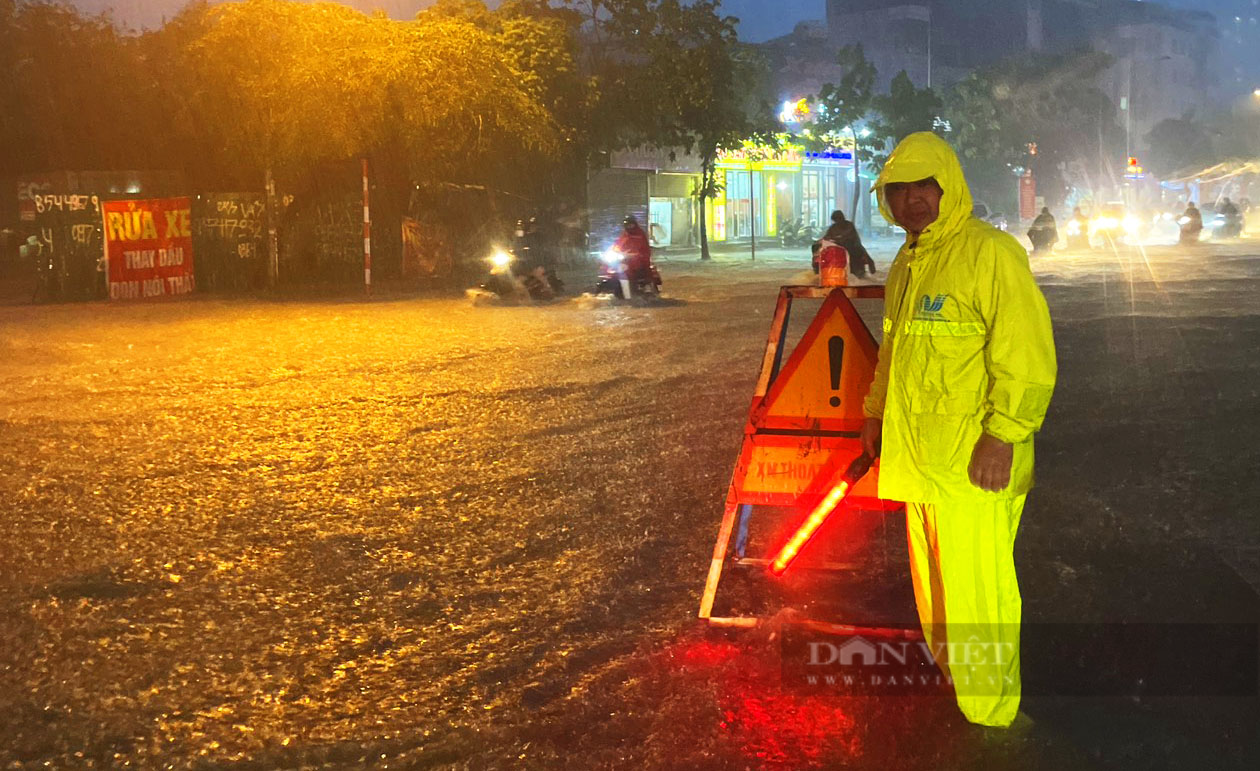 Nhiều tuyến phố Hà Nội ngập cục bộ sau mưa lớn - Ảnh 6.