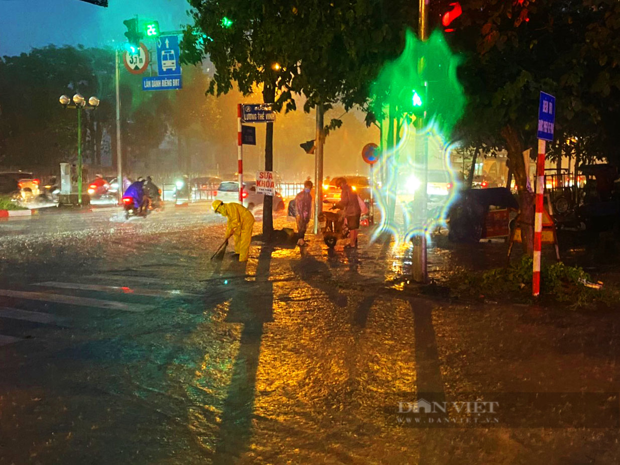 Nhiều tuyến phố Hà Nội ngập cục bộ sau mưa lớn - Ảnh 7.