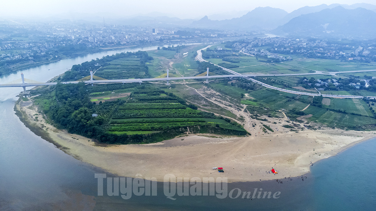 Một soi cát bên dòng sông Lô ngay thành phố Tuyên Quang bất ngờ thành &quot;bãi biển&quot; đẹp như phim - Ảnh 1.