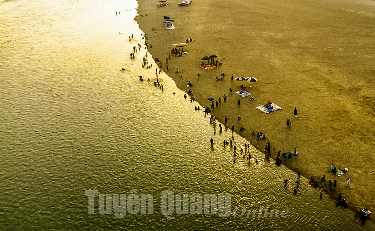 Một soi cát bên dòng sông Lô ngay thành phố Tuyên Quang bất ngờ thành &quot;bãi biển&quot; đẹp như phim - Ảnh 2.
