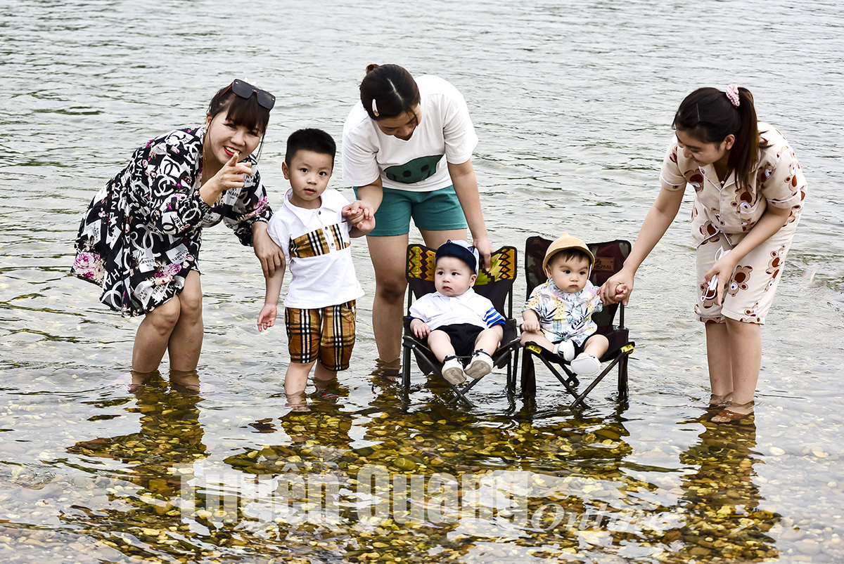 Một soi cát bên dòng sông Lô ngay thành phố Tuyên Quang bất ngờ thành &quot;bãi biển&quot; đẹp như phim - Ảnh 3.