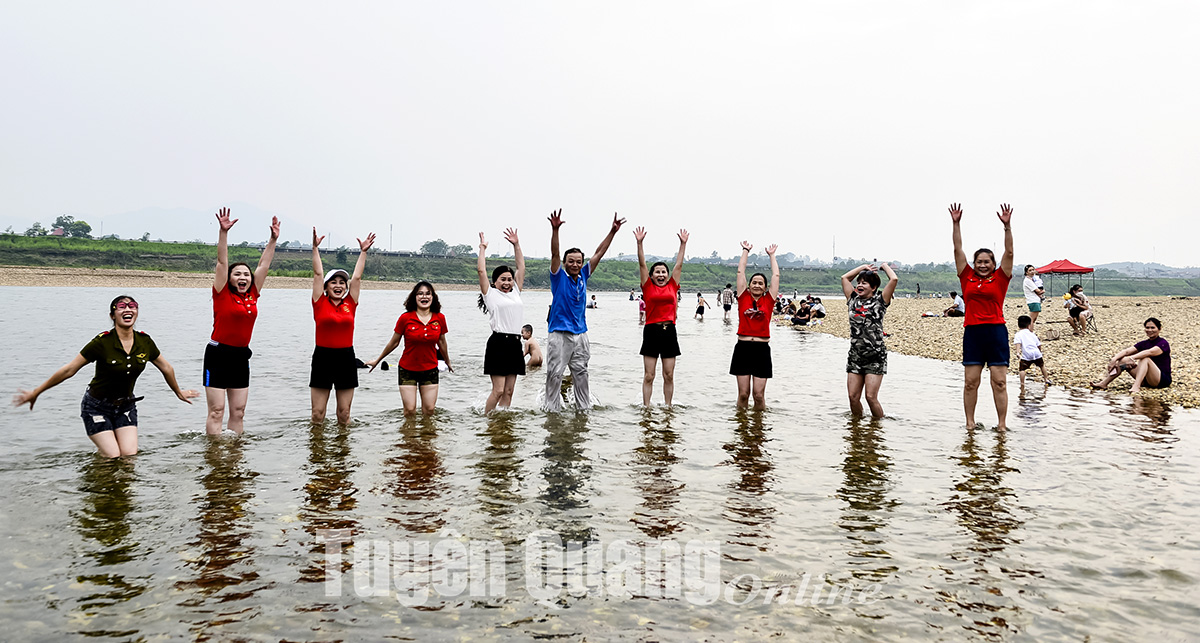 Một soi cát bên dòng sông Lô ngay thành phố Tuyên Quang bất ngờ thành &quot;bãi biển&quot; đẹp như phim - Ảnh 6.