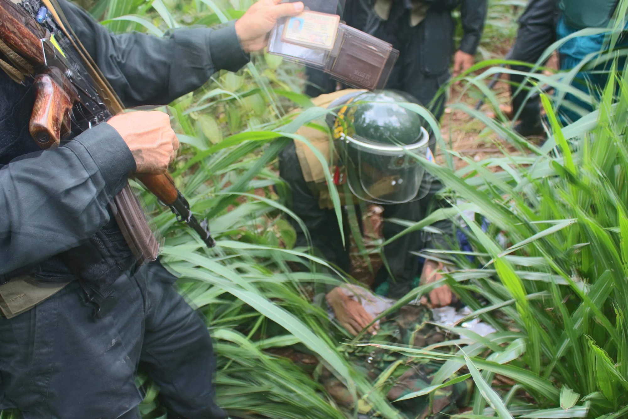 Ảnh: Cảnh sát cơ động, đặc nhiệm ngày đêm truy quét các đối tượng vụ tấn công bằng súng ở Đắk Lắk - Ảnh 5.