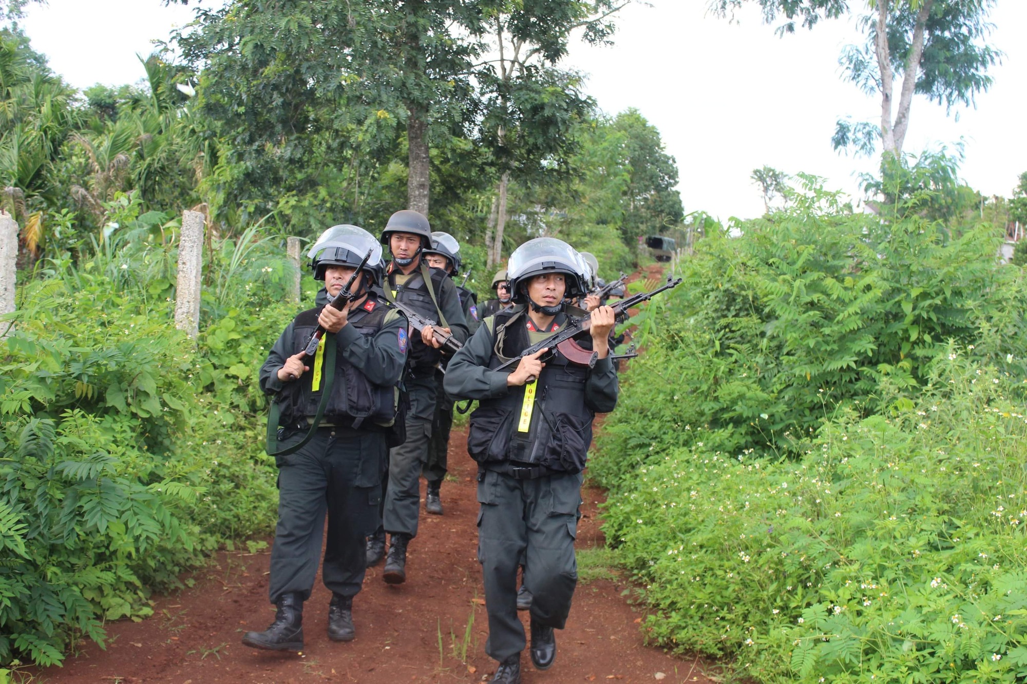 Ảnh: Cảnh sát cơ động, đặc nhiệm ngày đêm truy quét các đối tượng vụ tấn công bằng súng ở Đắk Lắk - Ảnh 6.