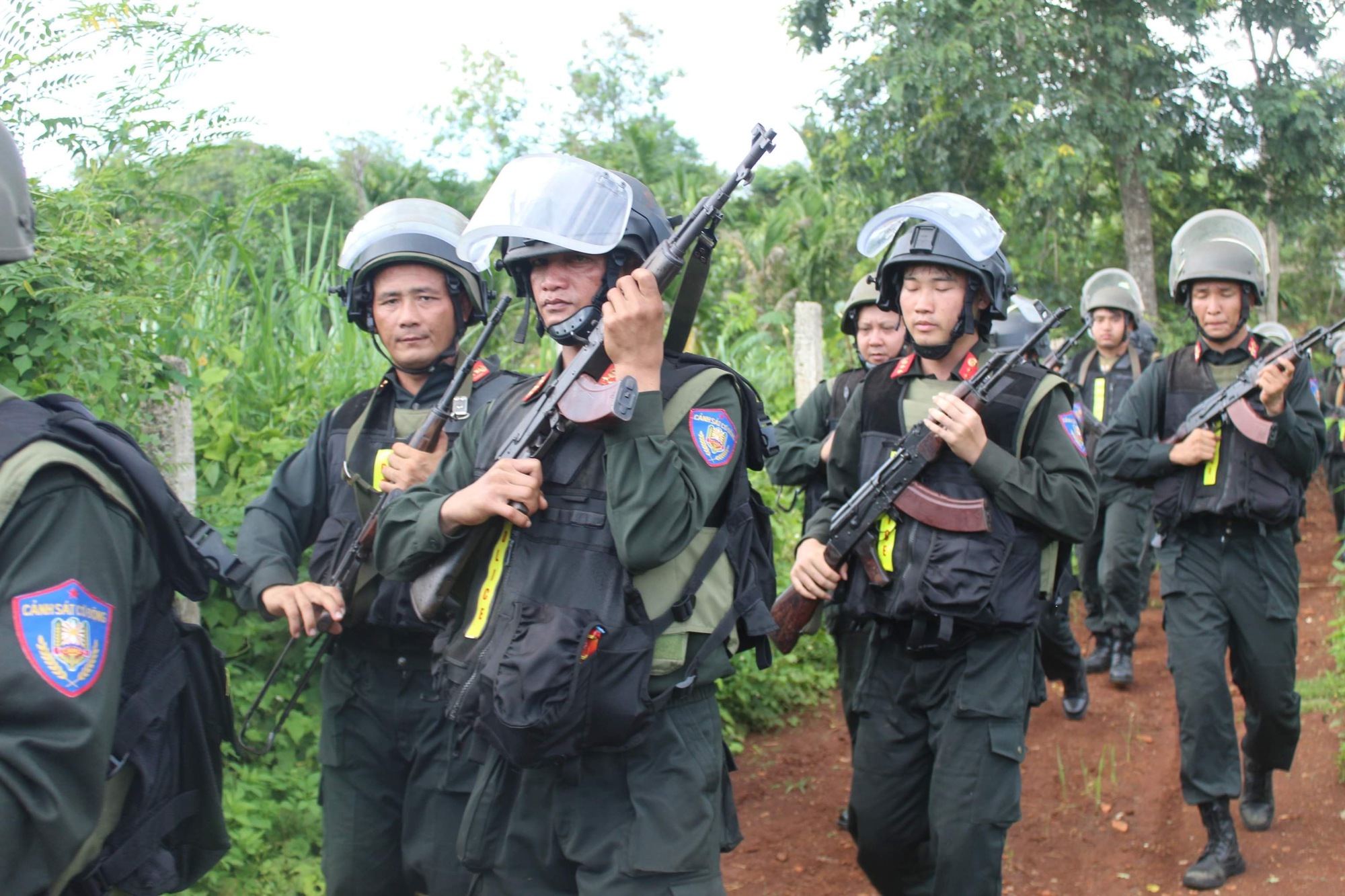 Ảnh: Cảnh sát cơ động, đặc nhiệm ngày đêm truy quét các đối tượng vụ tấn công bằng súng ở Đắk Lắk - Ảnh 4.