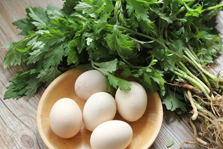 Loại rau mọc cả ở ven đường có vị khó xơi, nhưng đem nấu với trứng được món ngon bổ, điều hòa cơ thể - Ảnh 1.