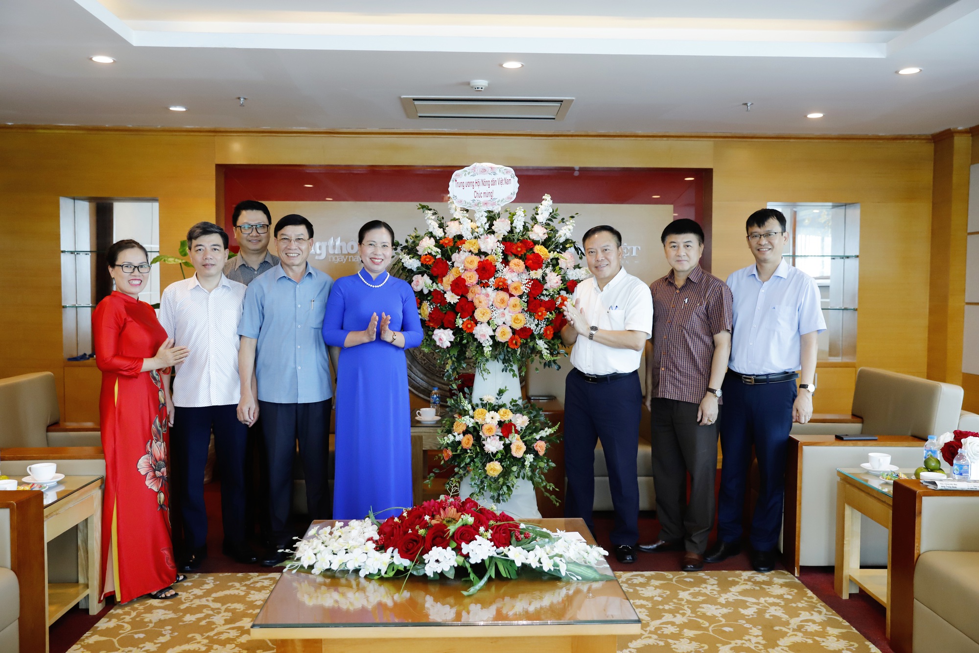 Đại diện lãnh đạo Thường trực BCH Trung ương Hội Nông dân Việt Nam chúc mừng Báo NTNN/Dân việt ngày 21/6 - Ảnh 1.