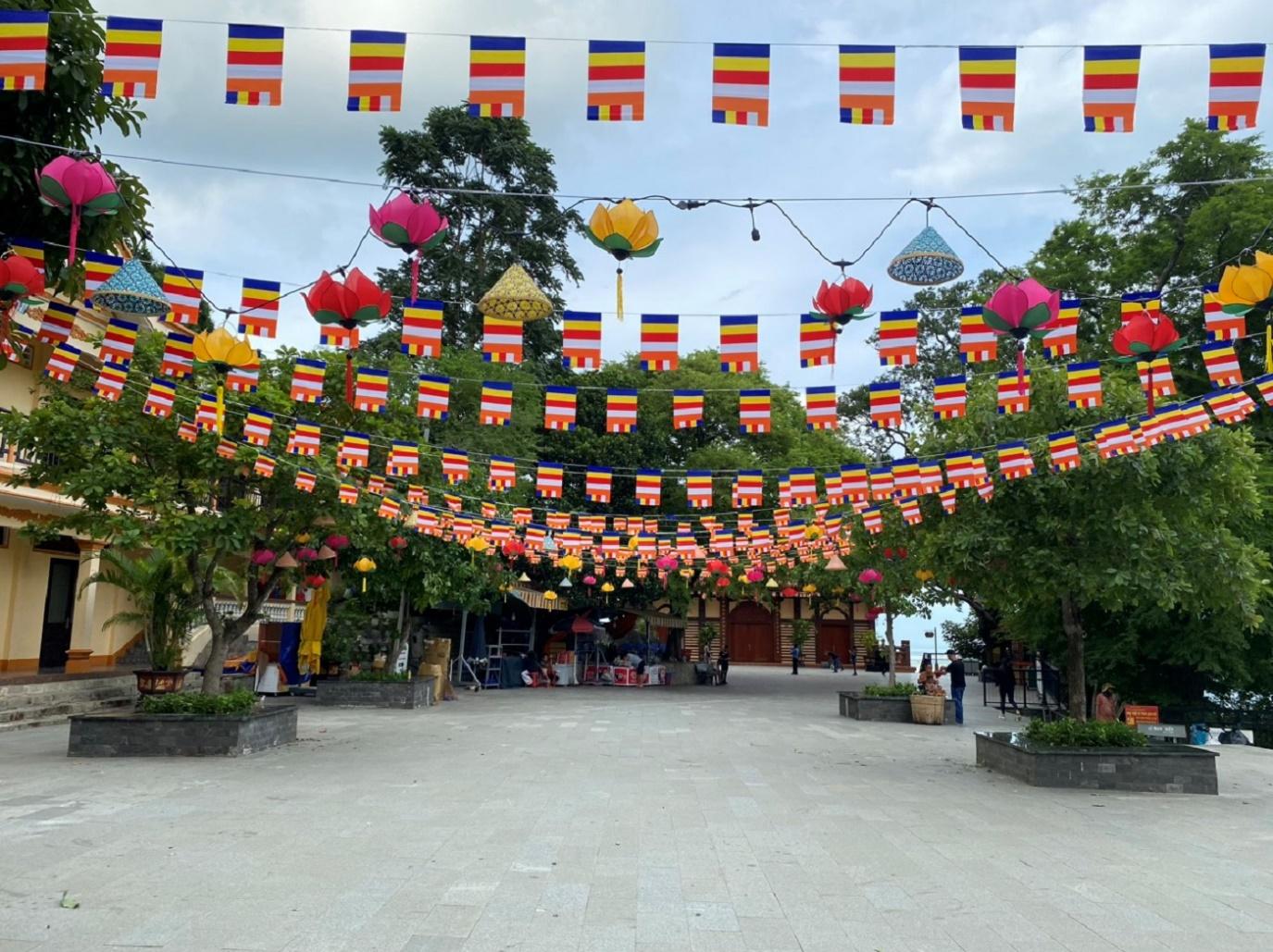 Hàng ngàn đèn lồng và cờ Phật giáo phủ khắp hệ thống chùa Bà Tây Ninh trong dịp Lễ vía Bà Linh Sơn Thánh Mẫu - Ảnh 4.
