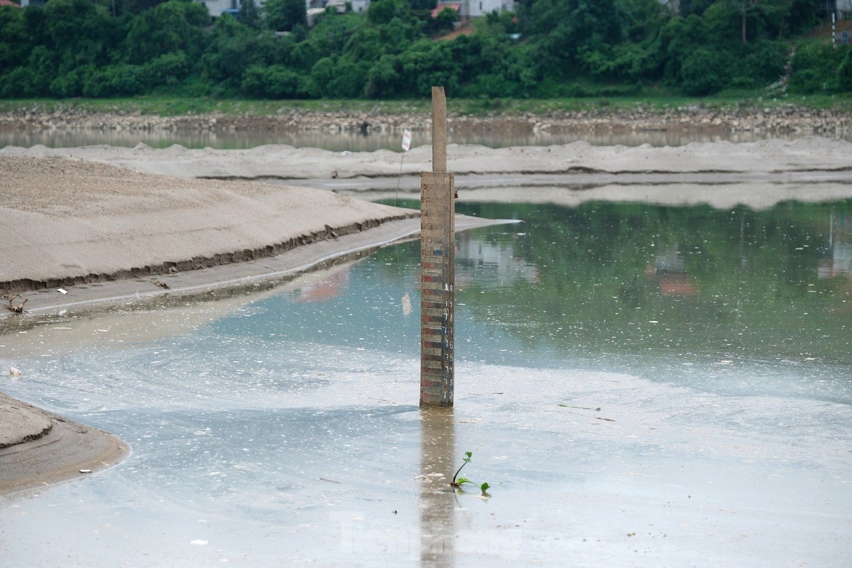 Cận cảnh trạm bơm khẩn cấp khi sông Đà cạn trơ đáy - Ảnh 3.
