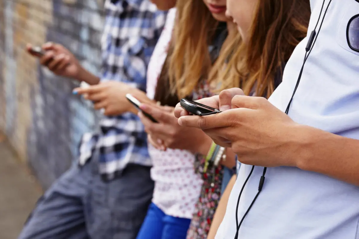 Giới trẻ cai nghiện smartphone bằng cách &quot;làm bạn&quot; với điện thoại cục gạch - Ảnh 3.
