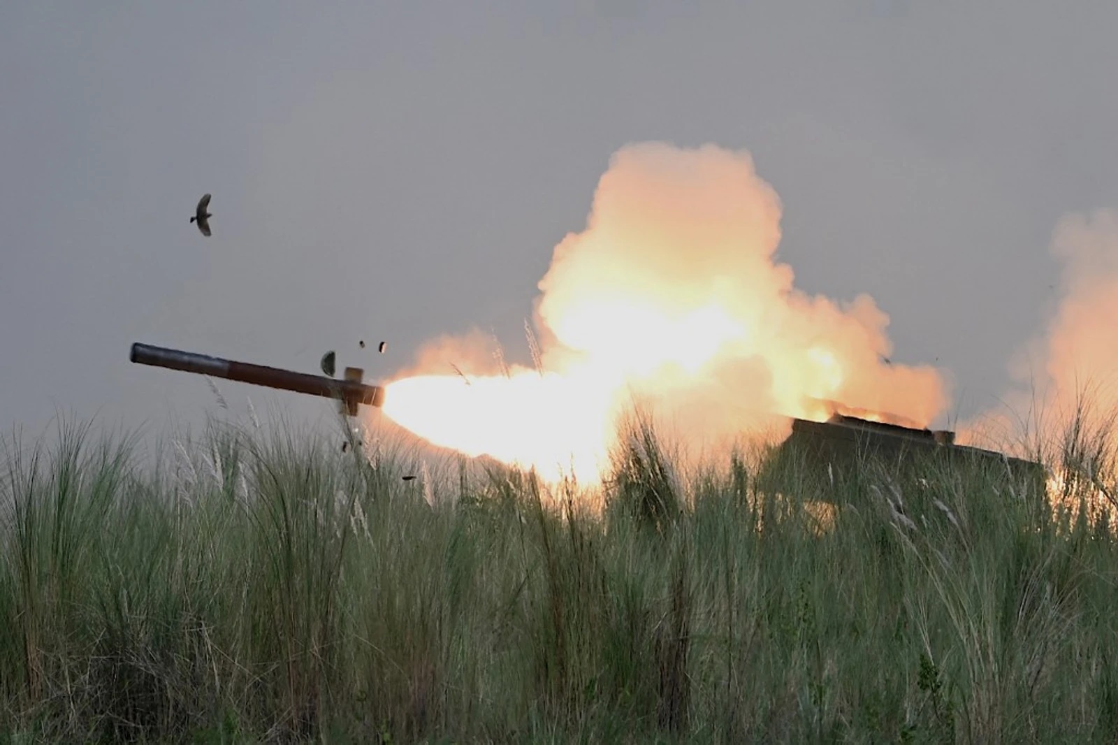 Nga-Ukraine giao tranh ác liệt 40 trận/ngày; Người lính Nga diệt xe tăng Leopard ở Ukraine lĩnh thưởng đậm - Ảnh 1.