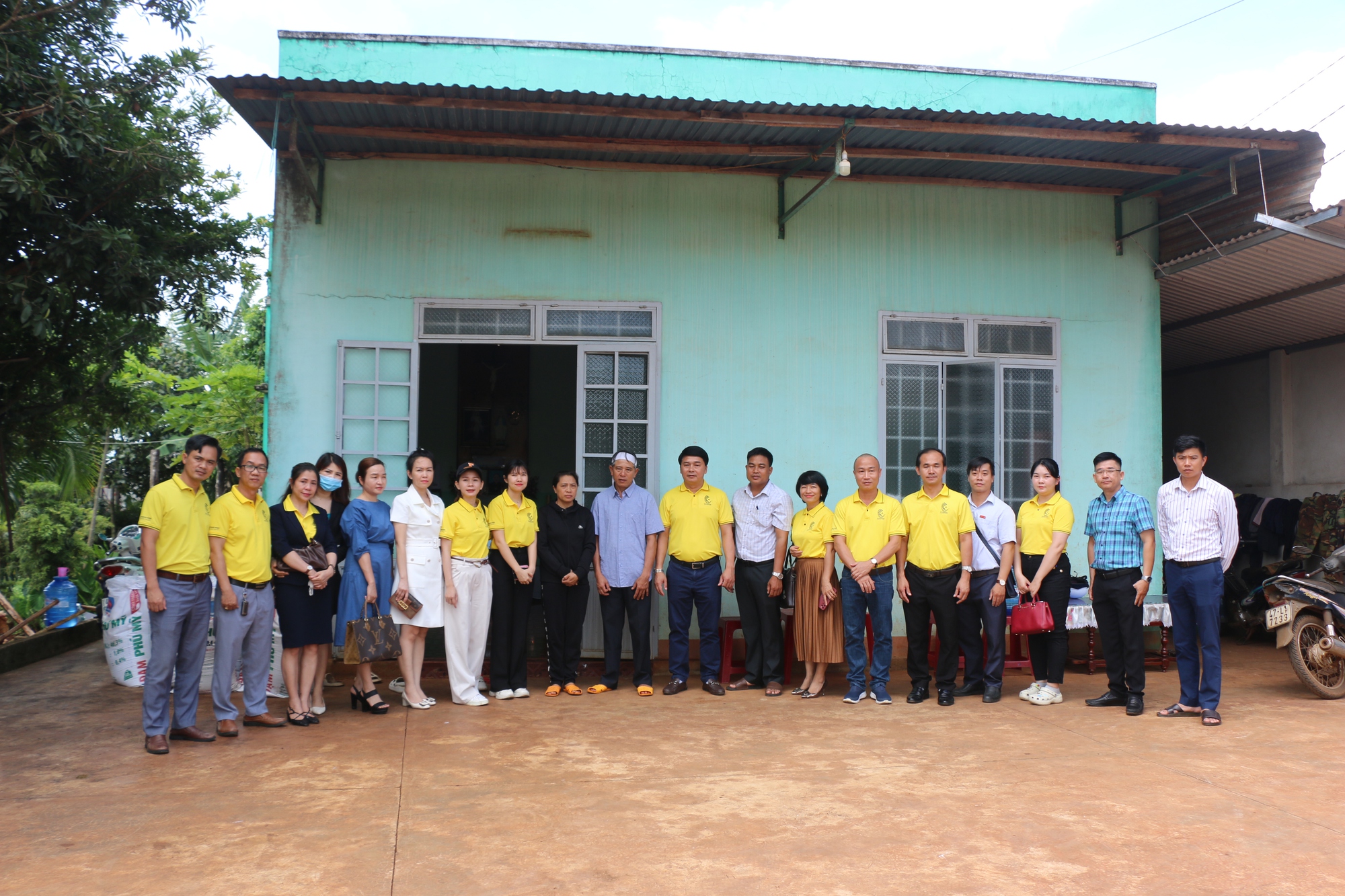 Hội doanh nhân TP Buôn Ma Thuột: Gặp mặt các cơ quan báo chí và thăm hỏi nạn nhân vụ tấn công trụ sở xã - Ảnh 2.