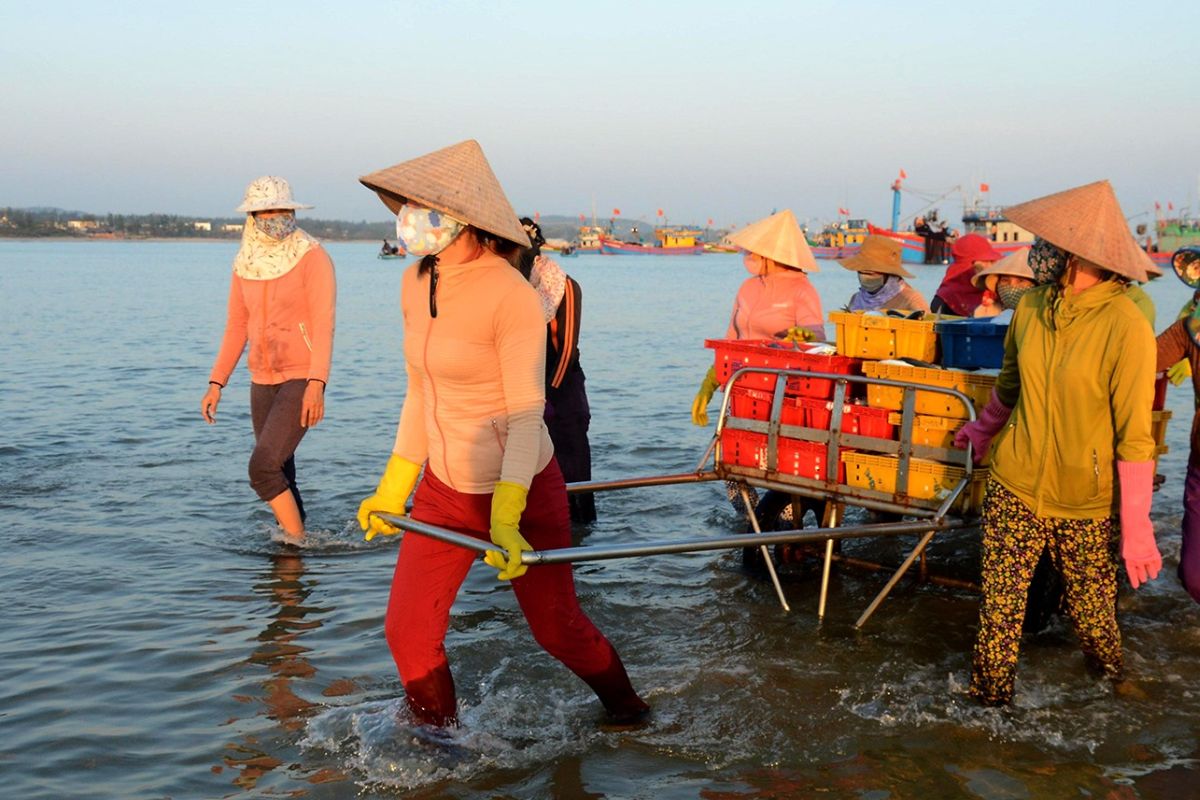 Chợ quê lập từ thời nhà Nguyễn ở Quảng Ngãi họp ngay mép sóng, trên trời dưới toàn cá tươi ngon - Ảnh 3.