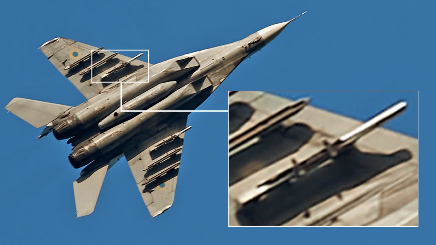 Tiêm kích MiG-29 Ukraine xuất hiện với giá treo vũ khí bí ẩn - Ảnh 1.