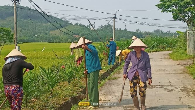 Tuyến đường hoa, cây xanh đẹp như mơ ở một xã của Quảng Nam do cán bộ, hội viên, nông dân trồng, chăm sóc - Ảnh 2.
