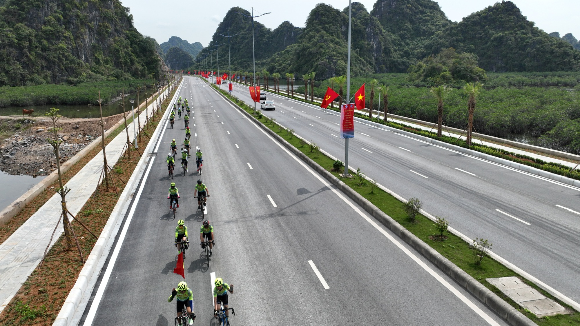 Quảng Ninh điều chỉnh tốc độ tối đa dọc tuyến đường bao biển đẹp nhất Việt Nam - Ảnh 2.