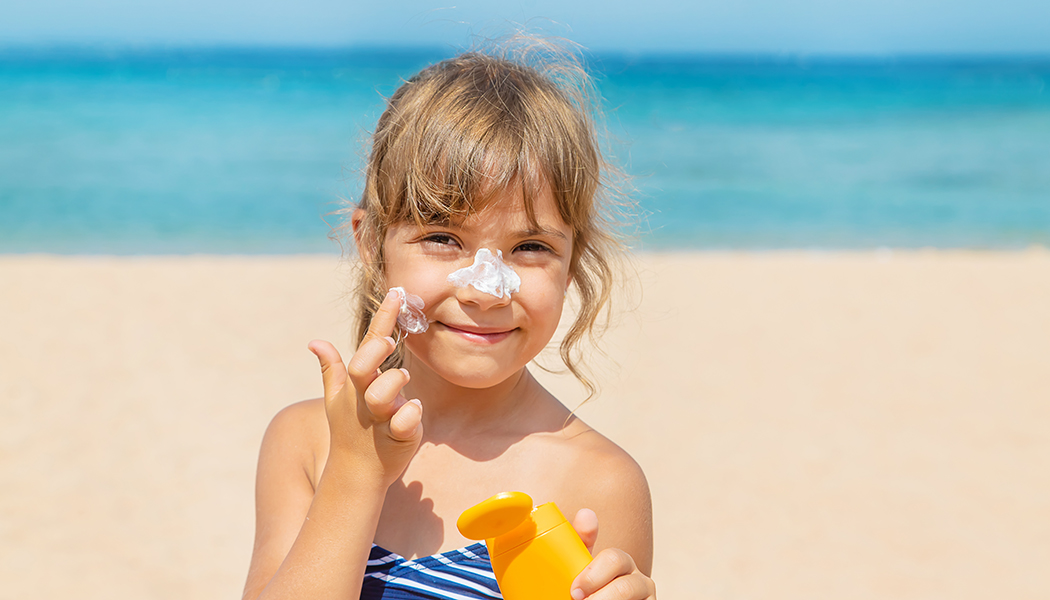 Chọn kem chống nắng mùa hè cho trẻ đúng cách: SPF bao nhiêu là đủ? - Ảnh 2.