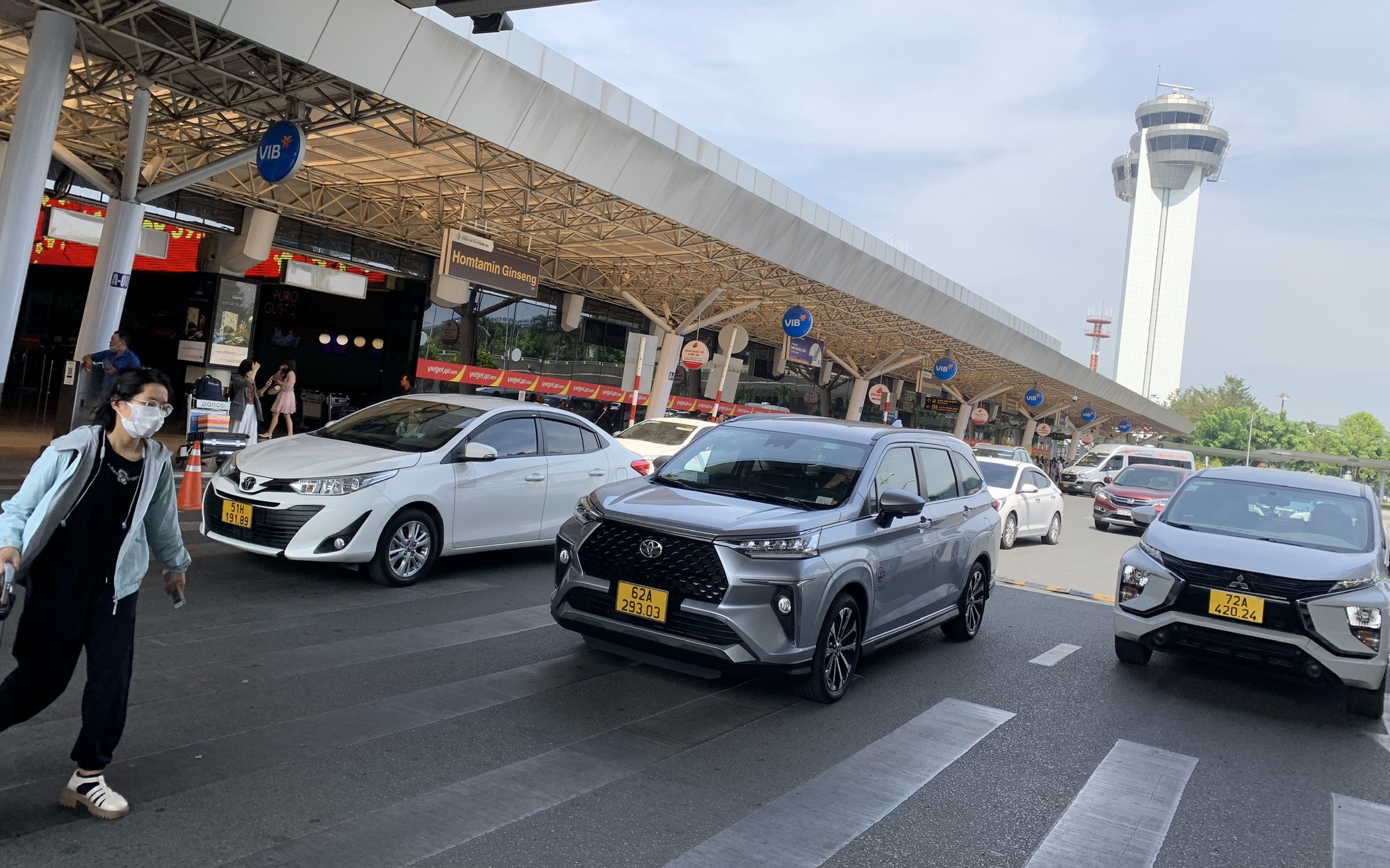 Tạm dừng hoạt động 2 hãng taxi có tài xế gian lận cước tại sân bay Tân Sơn Nhất