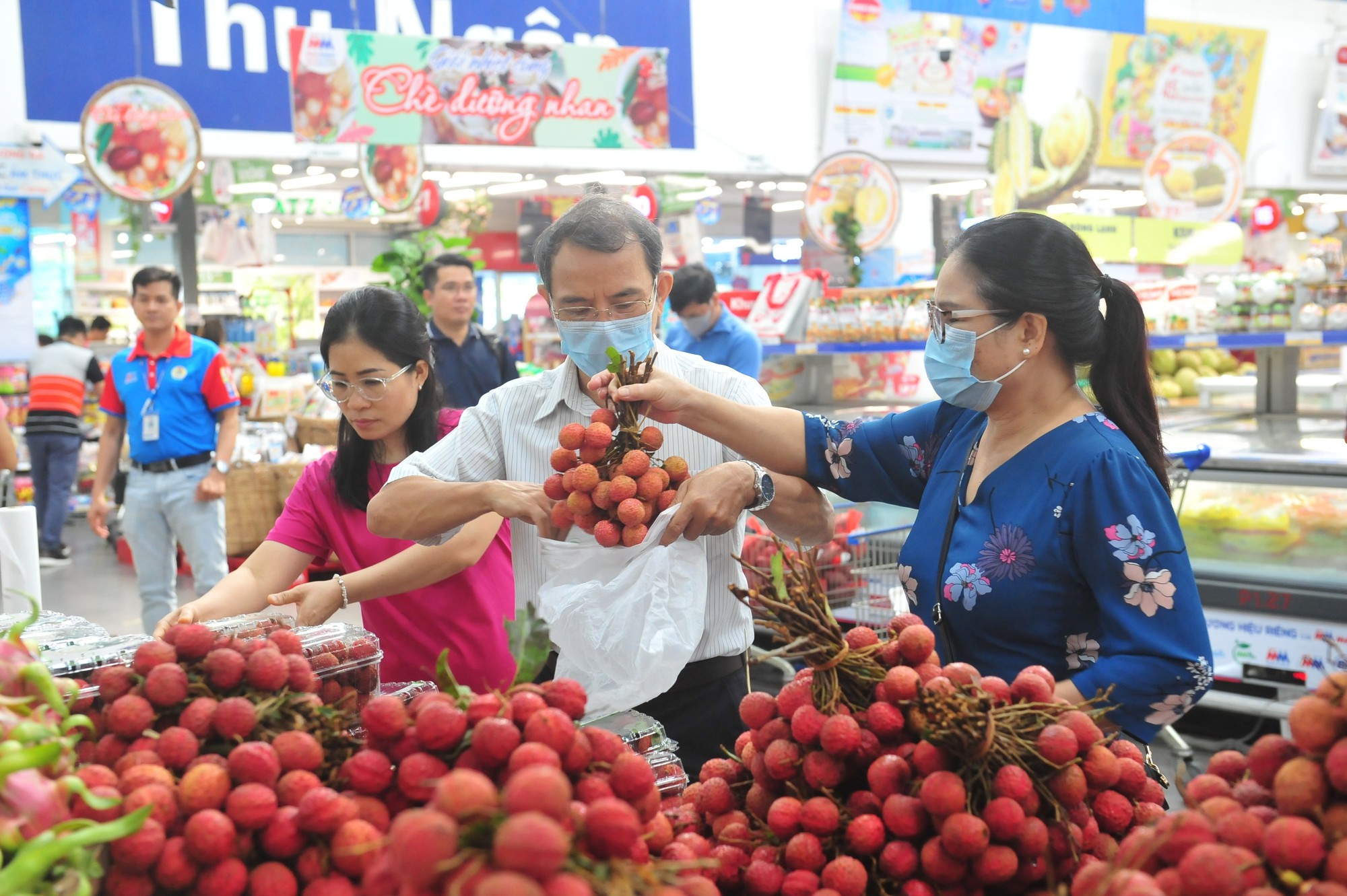 Vải thiều Bắc Giang ngập siêu thị Sài Gòn với giá sốc tận gốc, chỉ hơn 20.000 đồng/kg - Ảnh 1.