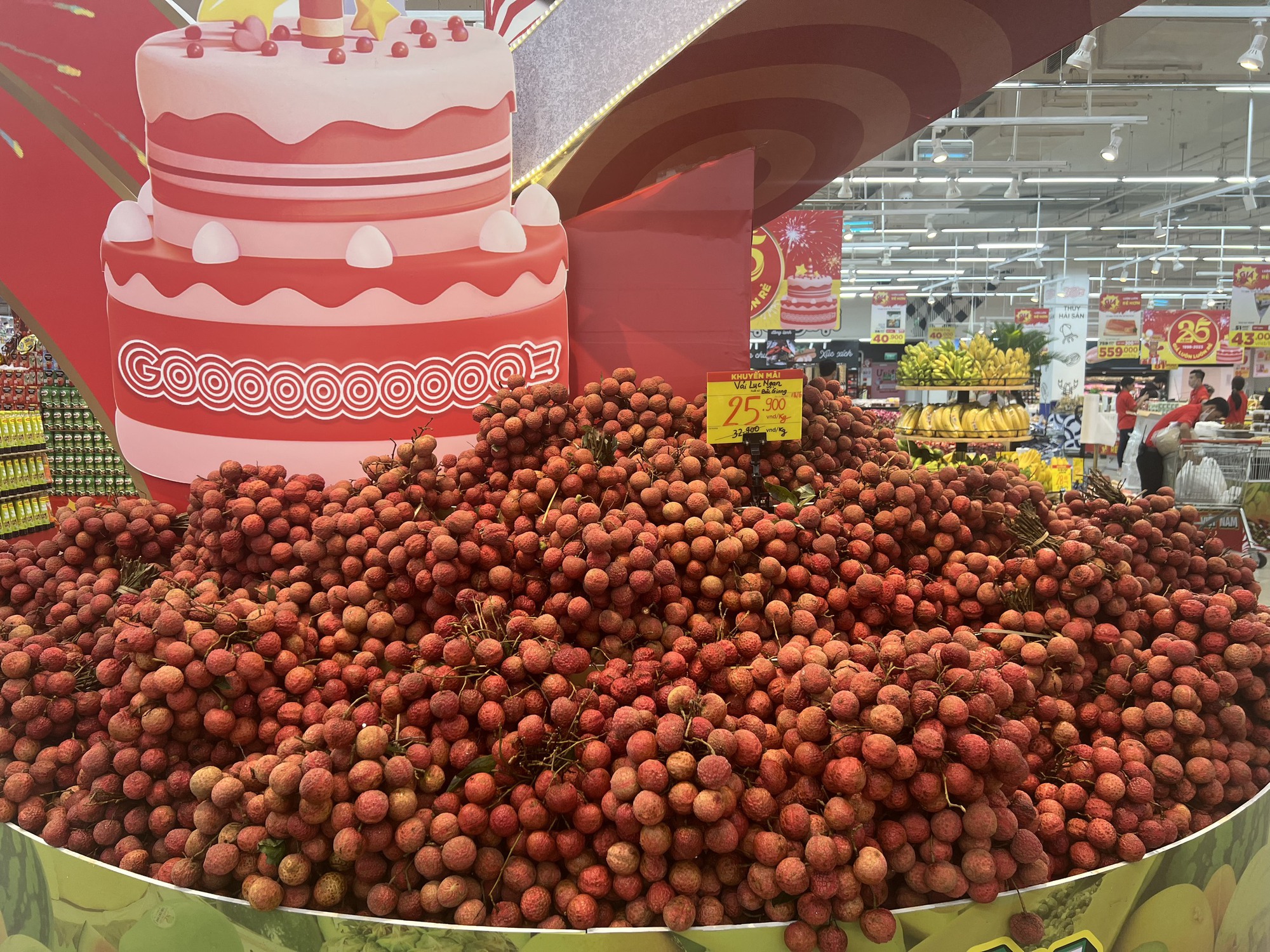 Vải thiều Bắc Giang ngập siêu thị Sài Gòn với giá sốc tận gốc, chỉ hơn 20.000 đồng/kg - Ảnh 3.