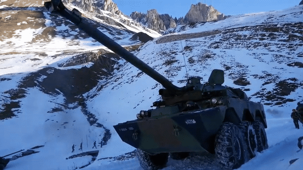 Xe tăng bánh lốp AMX-10 hàng đầu châu Âu lọt vào tay Nga - Ảnh 10.