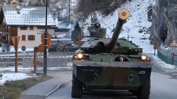 Xe tăng bánh lốp AMX-10 hàng đầu châu Âu lọt vào tay Nga - Ảnh 11.