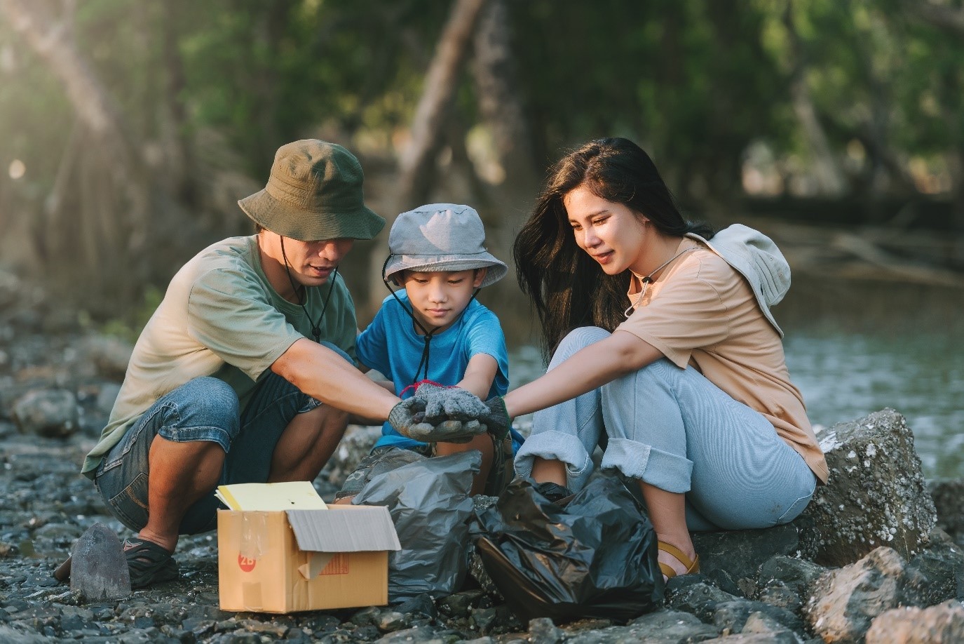 Tạo cơ hội để con “cho đi” thời gian, sức lực và tâm huyết cũng là một cách quyên góp.