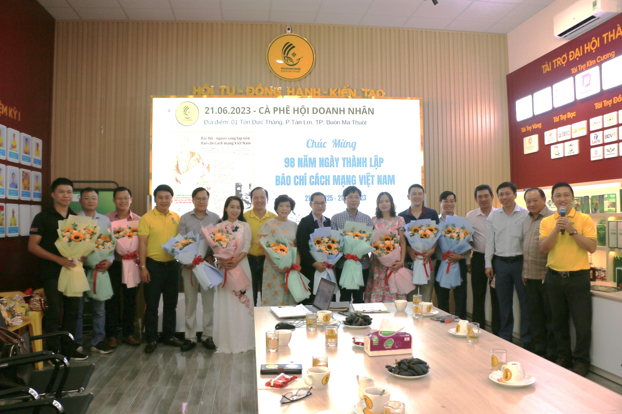 Đại diện Hội Doanh nhân TP Buôn Ma Thuột tặng hoa chúc mừng đại diện các cơ quan báo chí thường trú trên địa bàn tỉnh Đắk Lắk