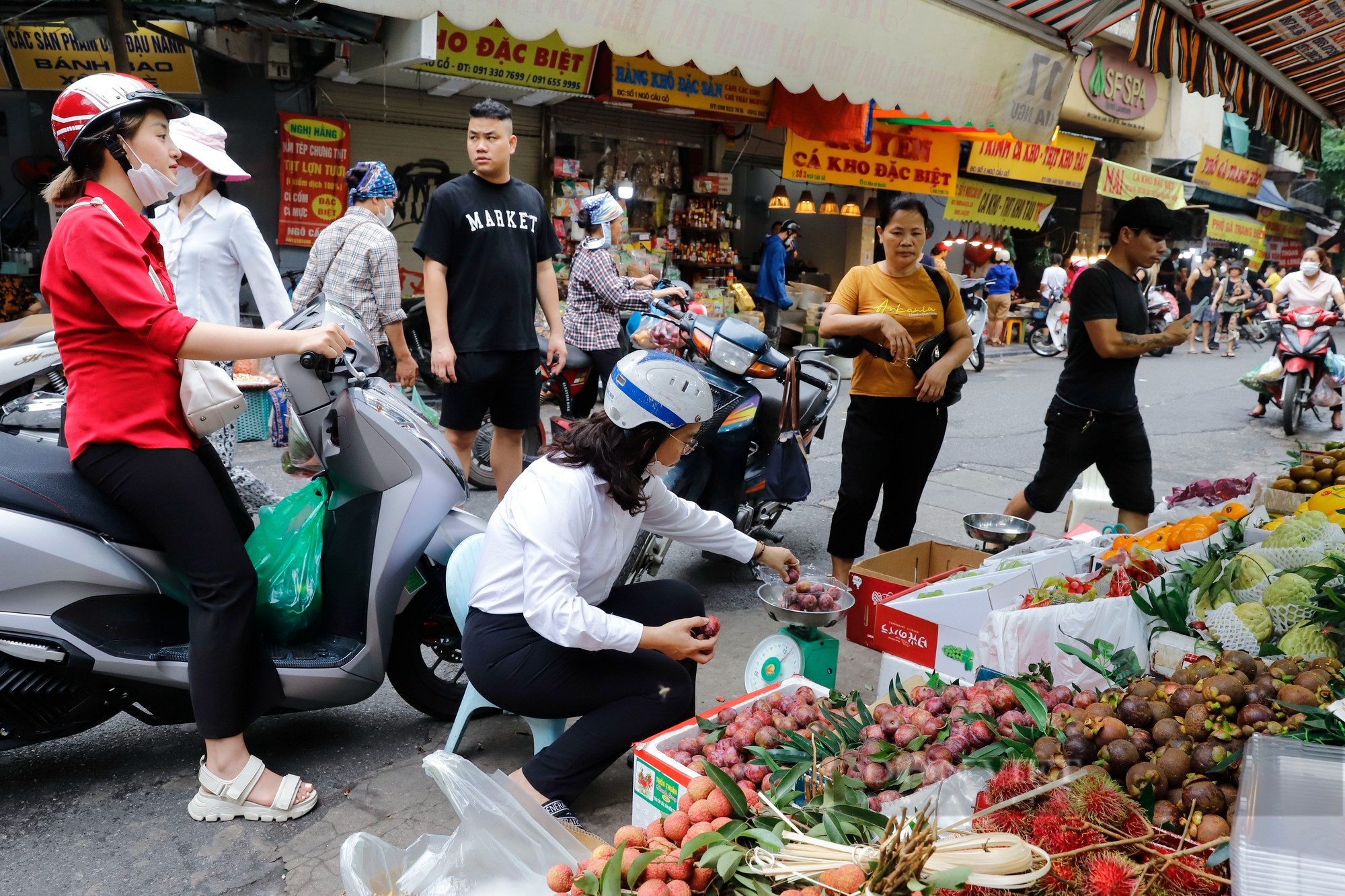 Mâm cúng Tết Đoan Ngọ giá 600.000 đồng hút khách tại &quot;chợ nhà giàu&quot; Hà Nội - Ảnh 2.