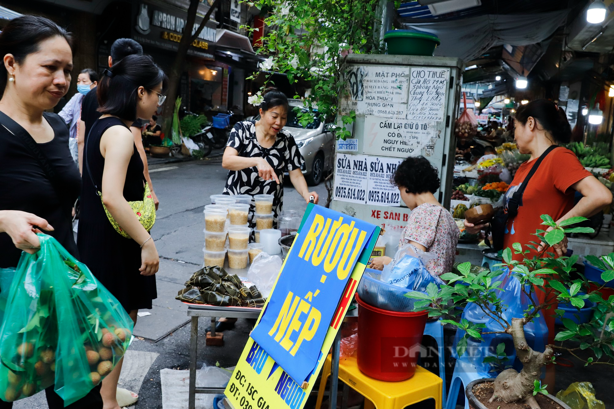 Mâm cúng Tết Đoan Ngọ giá 600.000 đồng hút khách tại &quot;chợ nhà giàu&quot; Hà Nội - Ảnh 4.