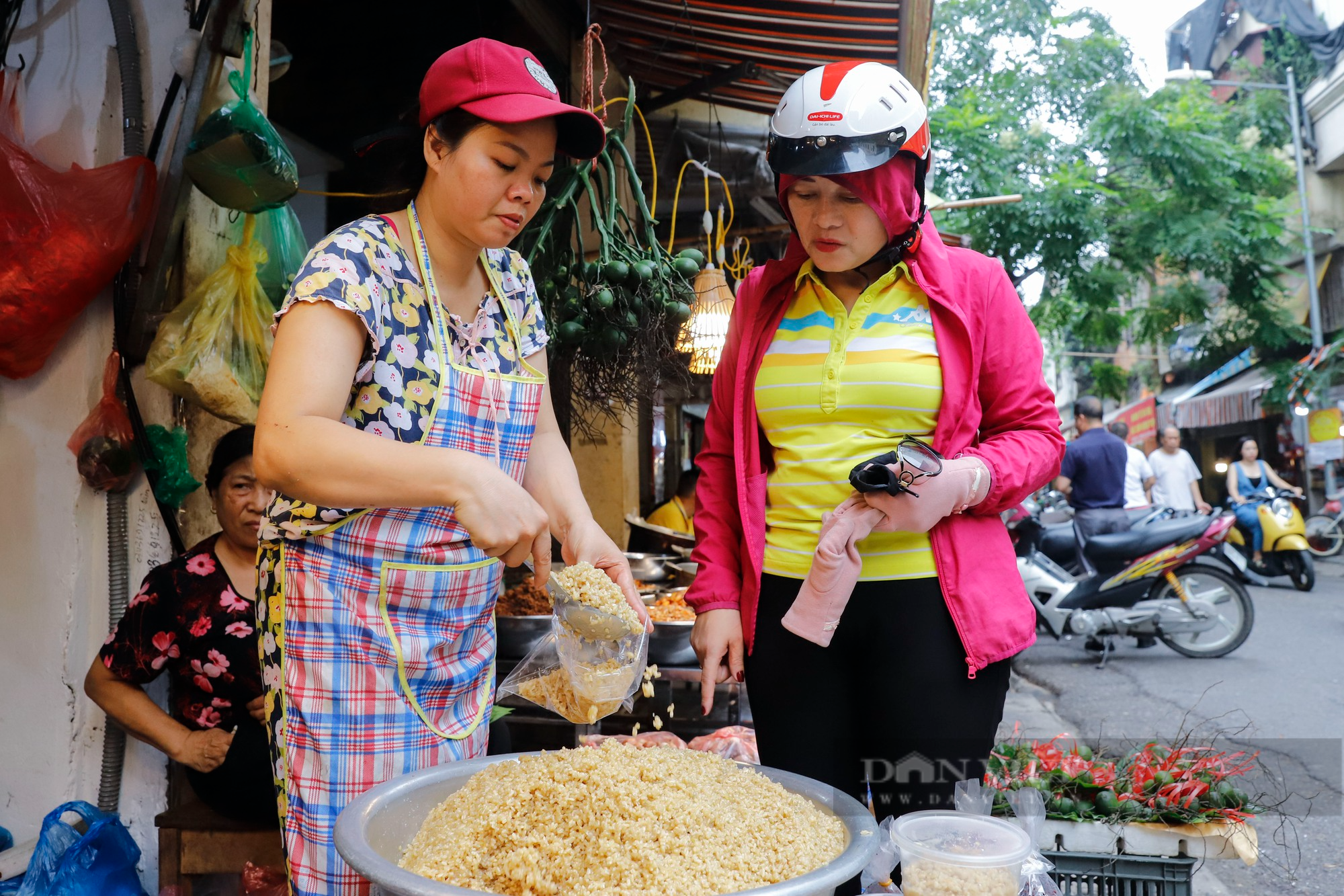 &quot;Chợ nhà giàu&quot; Hà Nội bán mâm cúng Tết Đoan Ngọ giá 600.000 đồng  - Ảnh 5.