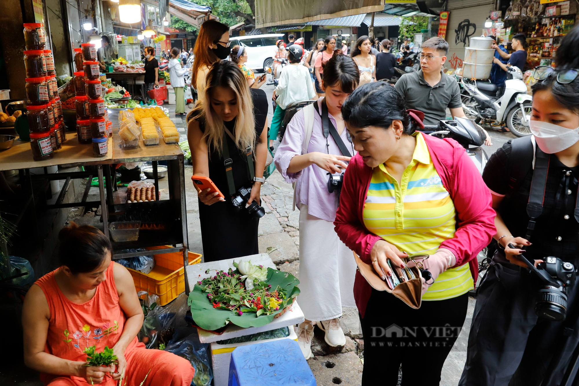 Mâm cúng Tết Đoan Ngọ giá 600.000 đồng hút khách tại &quot;chợ nhà giàu&quot; Hà Nội - Ảnh 8.