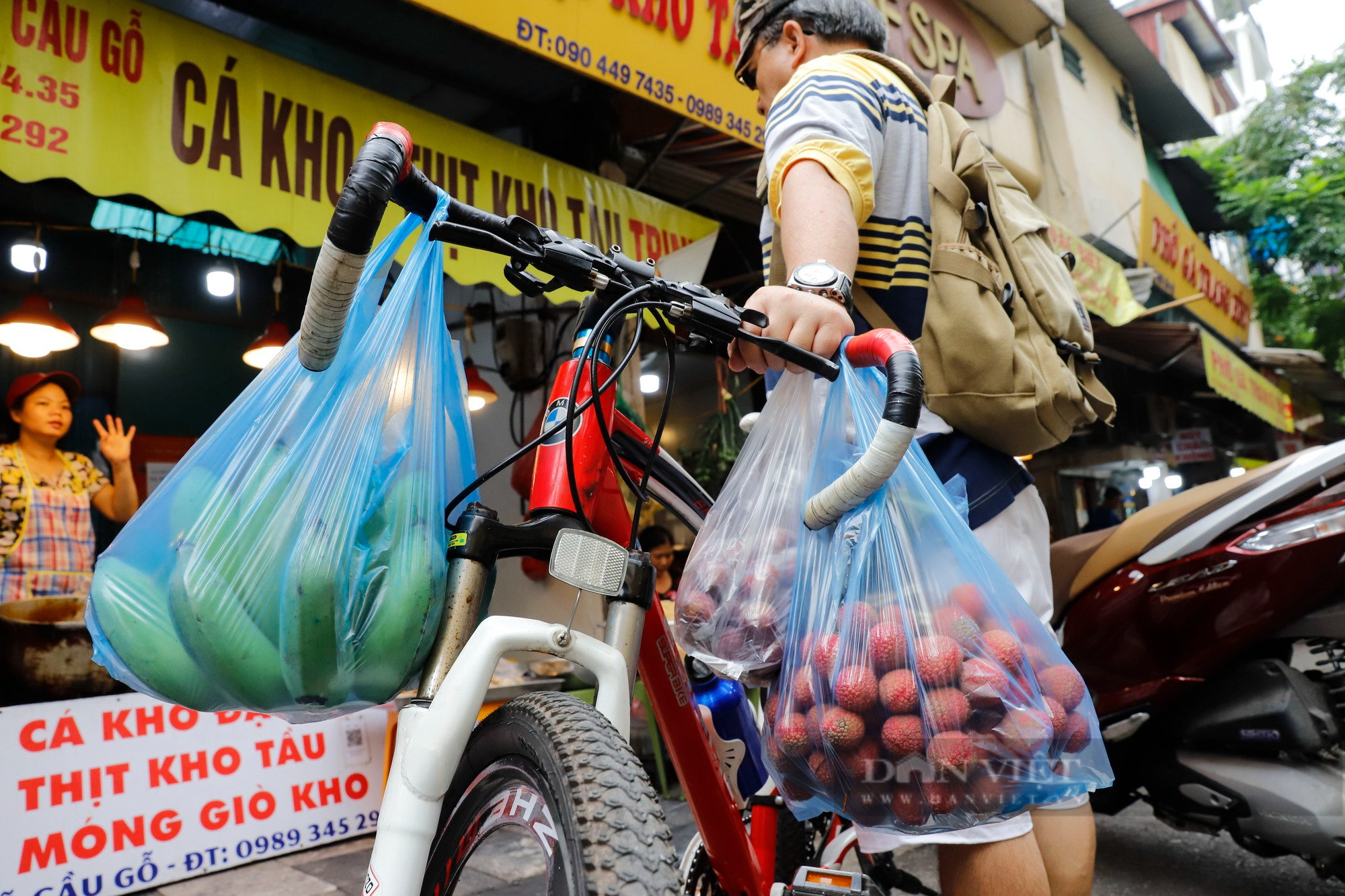 Mâm cúng Tết Đoan Ngọ giá 600.000 đồng hút khách tại &quot;chợ nhà giàu&quot; Hà Nội - Ảnh 9.